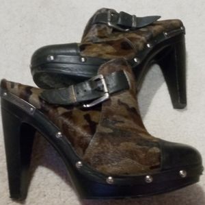 BCBGeneration Leather Camo Clogs 6 new